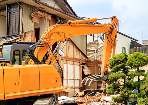 空き家を解体して土地だけを売却する方法もある